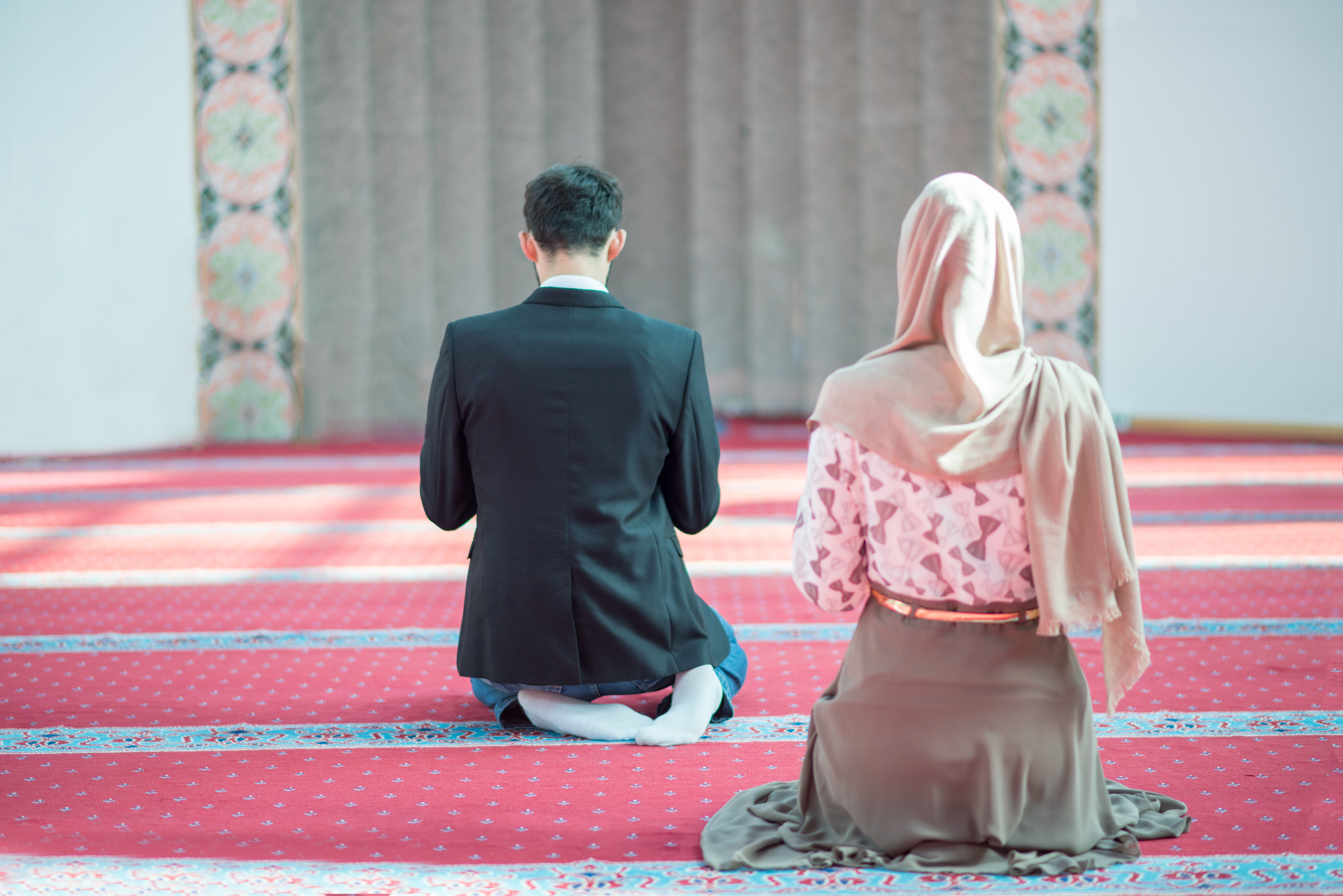 Мусульманка намаз. Мусульманская пара на намазе. Мусульманка молится с мужем. Муж и жена совершают намаз. Она читает намаз