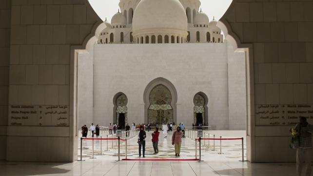 "Entrance to mosque (8715017534)" by Francisco Anzola